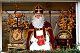 18-11-2021 Breda -  In de stad staat een prachtige sinterklaaspop op een balkon van een appartement. - Fotokrant