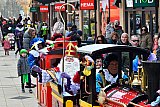 22-11-2025 Breda - Sinterklaas en roetveegpieten reden in een treintje achter de parade die over Winkelcentrum Heksenwiel trok. - Fotokrant