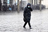 06-04-2021 Breda - De winter lijkt terug te zijn gekomen. Voor de 2e dag achter elkaar vallen er sneeuwbuien in april.  - Fotokrant