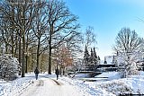 09-02-2021 Breda - Afstand houden ivm het coronavirus tijdens het wandelen. Ieder loopt aan een kant van de weg. - Fotokrant