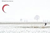 08-02-2021 Breda - Sneeuw kiten op een weiland lijkt de nieuwe wintersport. - Fotokrant