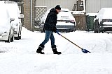 07-02-2021 Breda - Een man geeft het goede voorbeeld en maakt de stoep sneeuwvrij. - Fotokrant