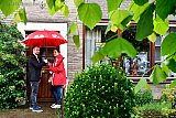 25-05-2024 Breda - Fractievoorzitter Jimmy Dijk  van de SP gaat in de regen met Loes Fieret van de SP Breda tijdens de aftrap van de verkiezingscampagne van deur na deur in de wijk Hoge Vucht. - Fotokrant