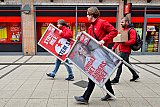 04-03-2023 Breda -  Leden van de SP gaan op winkelcentrum Heksenwiel campagne voeren voor de Provinciale Staten Verkiezingen en nemen fractievoorzitter Llian Marijnisen op bord mee.  - Fotokrant