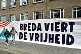 05-05-2024 Breda - In de stad  hing op bevrijdingsdag een mega bevrijdingsspandoek. - Fotokrant