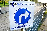 09-07-2021 Breda - Na de persconferentie waarin de coronamaatregelen weer zijn aangescherpt is een stelletje op weg naar de teststraat. Het is er opvallend rustig. - Fotokrant