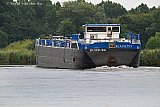 04-08-2026 Breda - Terwijl in een flink deel van het land de scheepvaart moeite heeft door de lage waterstanden kon dit schip uit Duitsland nog varen over rivier De Mark.  - Fotokrant