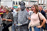 14-09-2025 Breda - Dit levend  standbeeld op het Kerkplein  was op de versiertoer en deed zelfs een poging te verleiden met blokjes kaas. - Fotokrant