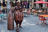 10-09-2023 Breda - Door de hoge temperatuur waren veel mensen thuis gebleven . Obliks en Idefix hadden ruimte genoeg op het terras. - Fotokrant