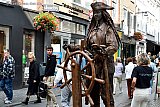 15-09-2024 Breda -  Niemand minder dan het levend standbeeld van Jack Sparrow stond in de Korte Brugstraat. - Fotokrant