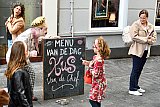 15-09-2024 Breda -  Het menu van de dag bij dit levend standbeeld was een kus van de chef. - Fotokrant