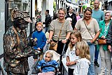 15-09-2024 Breda -  Met name op kinderen maken de levende standbeelden grote indruk. Hier is een levend standbeeld aan het schoenen poetsen. - Fotokrant