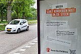 08-05-2025 Breda- In een bushalte in de stad hangt een oproep aan Breda van Save The Children om kinderen niet in de steek te laten. - Fotokrant