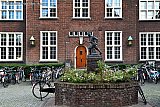 01-08-2019 Breda - Turfschipper Adriaan van Bergen waakt over de talloze fietsen die door terrasbezoekers op  het stadserf worden geparkeerd. - Fotokrant