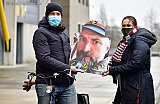 06-02-2021 Breda - Nadat het nummer was opgegeven werd de foto uit een winkelwagentje gehaald en overhandigd aan de NAC fan. - Fotokrant