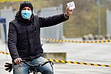 06-02-2021 Breda - De Smoel Op De Stoel foto's werden niet alleen opgehaald met de auto.  Ook kwam men op de fiets met mondkapje op en fotonummer in de hand de foto ophalen. - Fotokrant