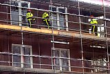 09-02-2020 Breda - Tijdens  storm Ciara beklimmen brandweermannen een bouw omdat daar losse steigermaterialen liggen die kunnen wegwaaien. - Fotokrant