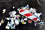 14-02-2024 Breda -  Wie een blik werpt in de haven ziet geen vissen maar  een stilleven van alles dat tijdens carnaval in het water is gegooid. Soft cups , frietbakjes een afzet bord, tennisbal, blikjes, flesjes en zakjes.  - Fotokrant