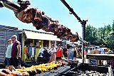 25-06-2023 Breda - Bij STEK is een Zwoele Zomerse markt gehouden.  De kippetjes hangen aan het spit in afwachting van klanten die ze komen kopen. Met 32c is het zwoel maar veel minder druk dan verwacht.  - Fotokrant