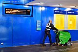31-08-2022 Breda - Het spoorwegpersoneel staakt omdat het te weinig respect en salaris krijgt. Daarnaast balen ze ervan dat ze moeilijk vrije dagen kunnen opnemen omdat er een enorm personeels tekort is.  Deze vloerboener werkte wel en had alle ruimte om de vloer van het station te poetsen. - Fotokrant