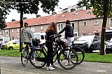 19-08-2019 Breda - Verontruste leeftijdgenootjes komen kijken bij welk huis het misdrijf gebeurd is. - Fotokrant