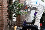 19-08-2019 Breda - Voor de deur van het huis waar het misdrijf plaatsvond is terwijl de technische recherche er nog aan het werk was een kaarsje gezet. - Fotokrant