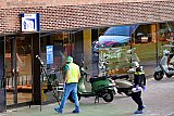 23-05-2019  Breda - Buiten doet de technische recherche ook sporenonderzoek.De dader is voortvluchtig. - Fotokrant