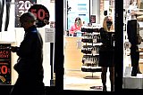 28-11-2021 Breda - Niet alleen de horeca maar ook de niet essentiele winkels moesten om 17:00 u ivm de strengere coronaregels hun deuren sluiten.
 - Fotokrant