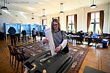 18-03-2006 Breda - Heel wat mensen kwamen speciaal naar de trouwzaal om daar te stemmen voor de gemeenteraadsverkiezingen. - Fotokrant