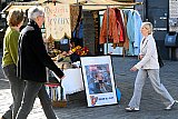 18-03-2006 Breda - Op de antiekmarkt nabij het stembureau in het stadhuis leek het alsof er nog een stemadvies werd gegeven. - Fotokrant