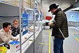 15-03-2023 Breda - In de stad was een stembureau speciaal ingericht voor blinden en slechtziende.  Een kandidaat stemmer meld zich om zijn stem uit te brengen.  - Fotokrant