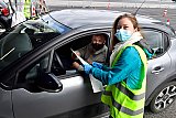 17-03-2021 Breda - Als de handen ivm het coronavirus zijn ontsmet met gel ontvangt de kiesgerechtigde het stembiljet.
 - Fotokrant