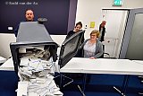 20-03-2019 Breda - Stembureau voorzitter Remko van der Muren kiept na het sluiten van het stembureau de stembus om. - Fotokrant