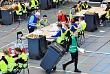 21-03-2019 Breda - Naar elke tafel word steeds door de stemmen brenger een stembus gebracht. - Fotokrant