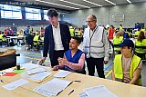 21-03-2019 Breda - Burgemeester Paul Depla kwam een kijkje nemen bij de stemmentellers.Dit omdat de gemeente meedoet aan een telproef van het ministerie van Binnenlandse Zaken. - Fotokrant