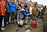 07-11-2022 Breda - De schoolkinderen overhandigde de 10 stolpersteine aan de duitse initiatiefnemer  Gunter Demnig die speciaal uit Duitsland naar De Belcrum was gekomen om de stolpersteine te komen leggen. - Fotokrant