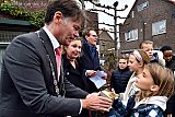 07-11-2022 Breda -Burgemeester Paul Depla en wethouder Marieke de Nobel overhandigde  de 10 stolpersteine aan schoolkinderen. - Fotokrant
