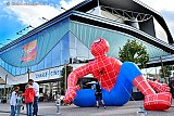 16-10-2022 Breda - Voor de ingang van het Chasse Theater zat een giga opblaasbare spiderman op de stoep. - Fotokrant