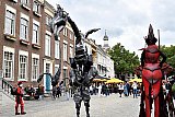02-10-2021 Breda -  Vreemde vogels doken in de middag op in de Binnenstad. Op de Grote Markt toonde ze belangstelling voor het publiek. - Fotokrant