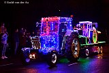 30-12-2022 Prinsenbeek - Om het jaar af te sluiten trekt heden avond een stoet met verlichte tractoren door het kerkdorp. - Fotokrant
