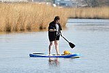 22-03-2022 Breda - Uiteindelijk lukte het ze om in ballans te blijven en op de sup te gaan staan.  - Fotokrant