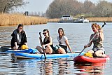 22-03-2022 Breda - Uit Charkov gevluchte Oekraiense vluchtelingen genieten van het lente weer terwijl ze als ontspanning  voor het eerst van hun leven aan het suppen zijn op rivier De Mark. - Fotokrant