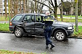 20&ndash;12-2019 Breda - Omstanders zagen op de Kapitelweg deze SUV door de lucht vliegen. De auto kwam tot stilstand tegen een boom de veroorzaker van het ongeval is doorgereden en word gezocht door de politie. - Fotokrant
