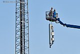 05-08-2020  Breda - In de wijk Heksenwiel zijn in de zinderende hitte de smalle GSM zenders uit de telefoonmasten gehaald en vervangen door veel grotere en bredere exemplaren. Of het om de omstreden 5G zenders gaat is nog niet bekend gemaakt. - Fotokrant