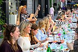 27-09-2026 Breda - Honderde mensen schoven aan voor een lekkere maaltijd en het entertaiment. - Fotokrant