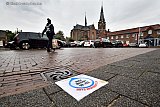 13-10-2023 Bavel - In het kerkdorp is op initiatief van Vrouwen van Nu door wethouder Peter Bakker deze tegel gelegd om aandacht te vragen voor de plastic soup. - Fotokrant