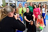 08-07-2022 Breda - Burgemeester Paul Depla nodigde de danseressen van Ghislaine Dance Company die de opening van de persbijeenkomst deden uit om op de foto te gaan met de wereldberoemde Dj uit Breda. - Fotokrant