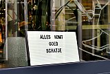 27-12-2021 Breda - De coronacrisis hakt er flink in bij ondernemers in de stad. Bij een van hen staat deze hoopvolle tekst voor het raam. - Fotokrant