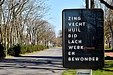STRAAT LEEG BIJZONDERE TEKST IN ABRI IVM  CORONA - Fotokrant
