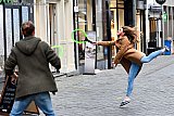 04-03-2021 Breda - Op de Grote Markt in Breda is het erg rustig met winkelend publiek en word heden middag een potje tennis gespeeld.  - Fotokrant